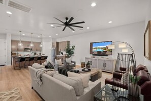 TV connectée, cheminée, jeux vidéo, table de tennis de table