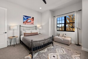 4 Schlafzimmer, Schreibtisch, Bügeleisen/Bügelbrett, Reisekinderbett