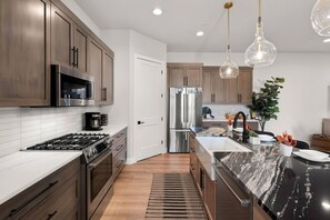 ثلاجة، ميكروويف، فرن، موقد طهي مسطح