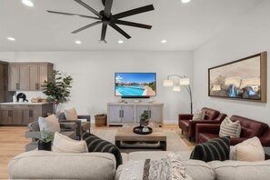 Smart TV, chimenea, videojuegos y tenis de mesa