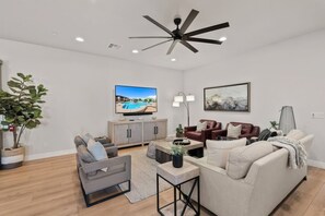 Smart-TV, Kamin, Videospiele, Tischtennisplatte