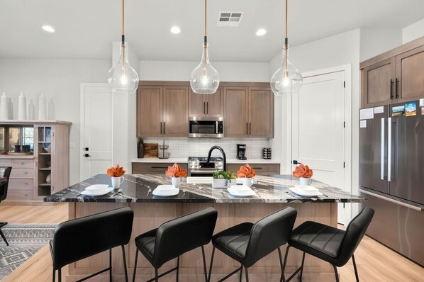 Réfrigérateur, micro-ondes, four, plaque de cuisson