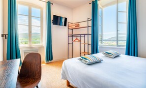 23 chambres, fer et planche à repasser, Wi-Fi, draps fournis