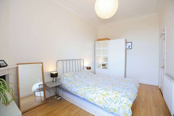 2 bedrooms, iron/ironing board, Internet, bed sheets