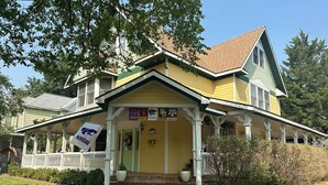 Un bâtiment à deux étages, doté d’une façade verte et jaune, d’un porche abrité et d’une enseigne indiquant qu’il s’agit d’un établissement de l’université Baylor.