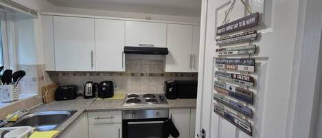Microondas, horno, placa de cocina
