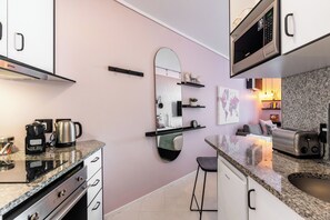 Frigorífico, microondas, horno y placa de cocina