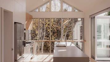 Een koelkast, een magnetron, een oven, een kookplaat