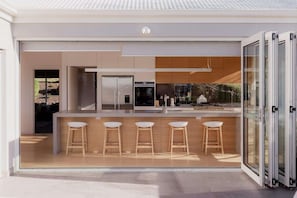 Fridge, microwave, oven, stovetop - Beachfront Estate with Tennis Court and Pool (Roches Beach)
