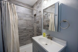 Serviettes fournies, savon, papier toilette