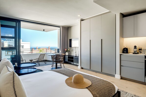 Caja de seguridad en la habitación y tabla de planchar con plancha