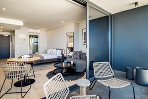 Caja de seguridad en la habitación y tabla de planchar con plancha