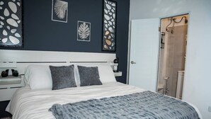 Room - Lovely 4-BR/3BA w. 2 King Beds in Fun Cataño w. AC, WiFi, Ferry to Old San Juan (Catano)