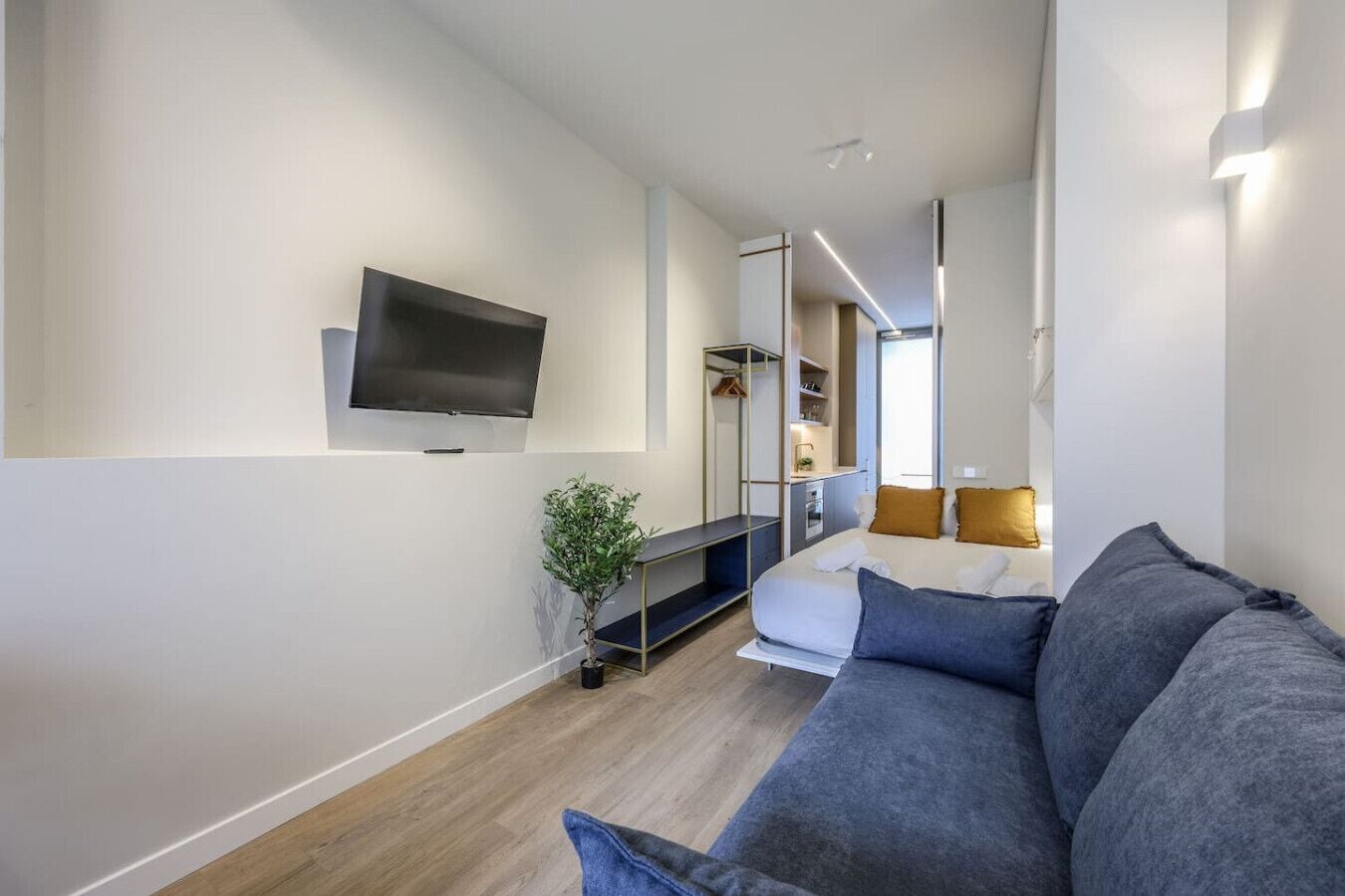 Escritorio, tabla de planchar con plancha, wifi y ropa de cama 