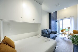 Escritorio, tabla de planchar con plancha, wifi y ropa de cama 