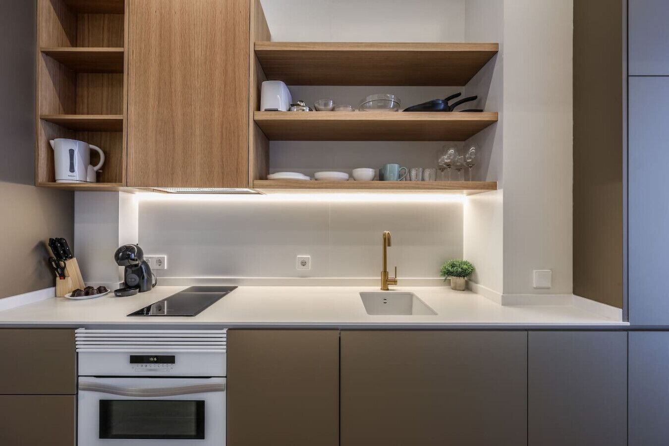 Refrigerador, microondas, horno y parrilla de estufa 