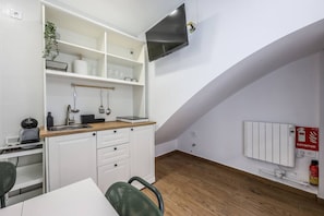 Fridge, microwave, stovetop, coffee/tea maker