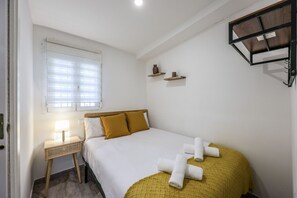 1 bedroom, desk, WiFi