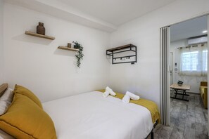 1 bedroom, desk, WiFi