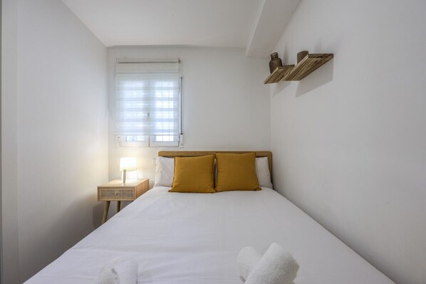 1 bedroom, desk, WiFi