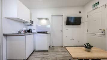 Een magnetron, een kookplaat, een koffiezetapparaat/waterkoker