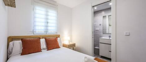 1 bedroom, desk, WiFi