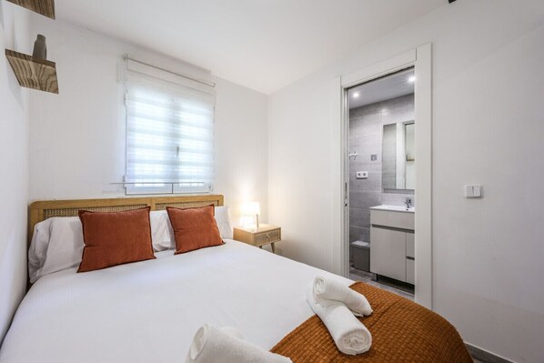 1 bedroom, desk, WiFi