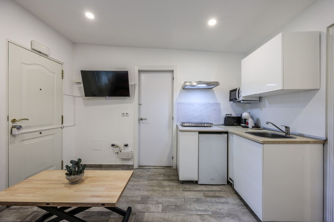 Een magnetron, een kookplaat, een vaatwasser