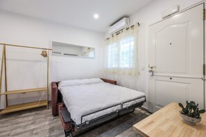 1 bedroom, desk, WiFi - Relaxed City Escape 30` from Central Madrid (Madrid)
