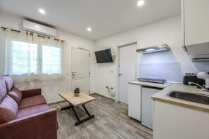 Microwave, stovetop, dishwasher, coffee/tea maker