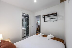 1 bedroom, desk, WiFi