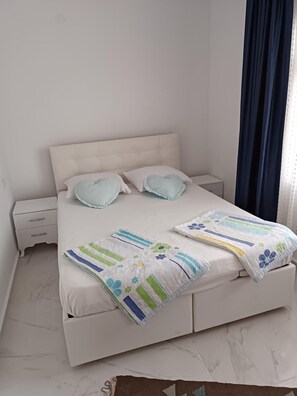 Deluxe-huoneisto, parveke, rantanäköala | Silitysrauta/-lauta, ilmainen Wi-Fi