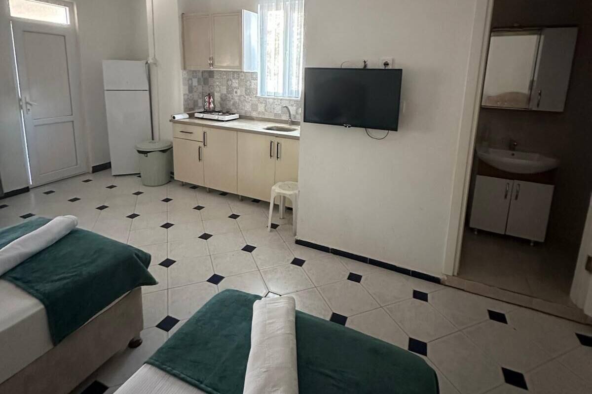 Economy Quadruple Room | Iron/ironing board (on request), WiFi (free)