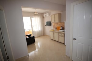 Apartamento Deluxe, balcón, vistas a la playa | Zona de estar