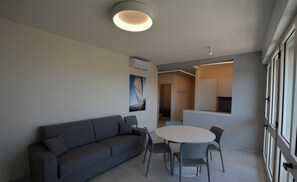 Apartment, 3 Schlafzimmer, Balkon, Meerblick | Wohnzimmer