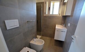 Apartamento, 3 habitaciones, balcón, vistas al mar | Baño