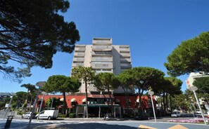 Un hôtel au design moderne, doté d’un atrium central et de plusieurs étages.