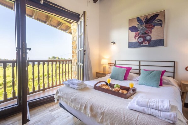 Iron/ironing board, travel cot, WiFi