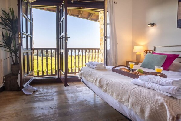 Iron/ironing board, travel cot, WiFi