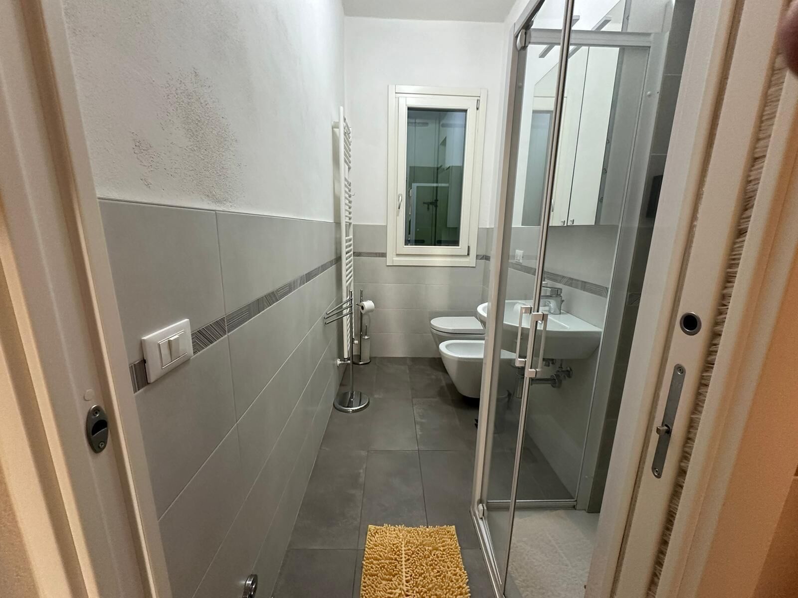 Dusche, umweltfreundliche Kosmetikartikel, Haartrockner, Bidet