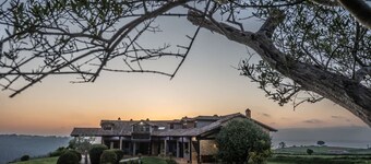 Intimate retreat overlooking the sea