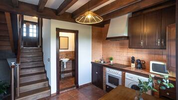 Micro-ondes, four, plaque de cuisson, cafetiĂšre/bouilloire