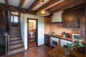 Mikrowelle, Ofen, Herdplatte, Wasserkocher mit Kaffee-/Teezubehör