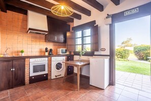 Mikrowelle, Ofen, Herdplatte, Wasserkocher mit Kaffee-/Teezubehör