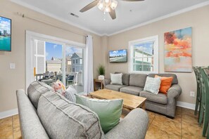 Living area - Modern Luxury Seascape- Steps to the ocean! (Myrtle Beach)