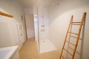 Douche, serviettes fournies