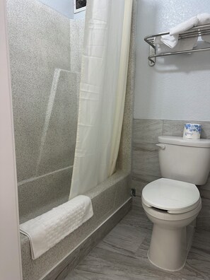 Sèche-cheveux, serviettes fournies, savon, papier toilette