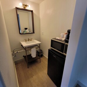 Een microgolfoven, een koffiezetapparaat/waterkoker