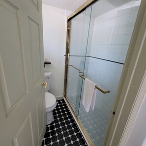 Hårtørrer, håndklæder, Sæbe, Toiletpapir