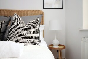 2 bedrooms, iron/ironing board, Internet, bed sheets